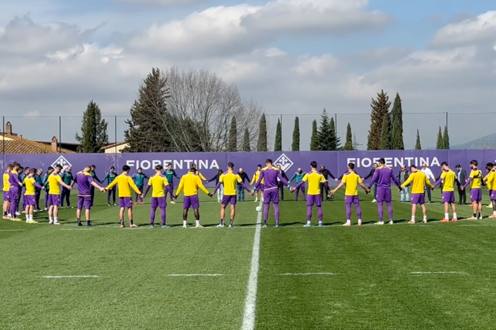 La Fiorentina commemora Barone prima dell'allenamento